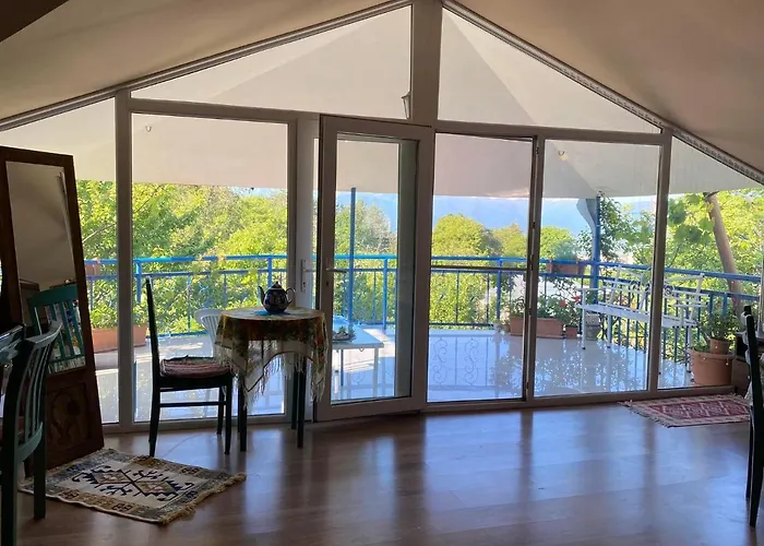 Nino\'S Veranda Apartment