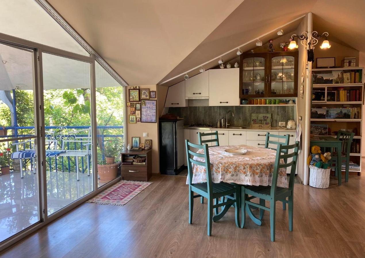 Nino's Veranda Apartment